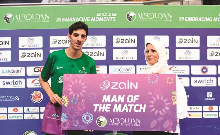 إيمان الروضان تسلم جائزة أفضل لاعب﻿