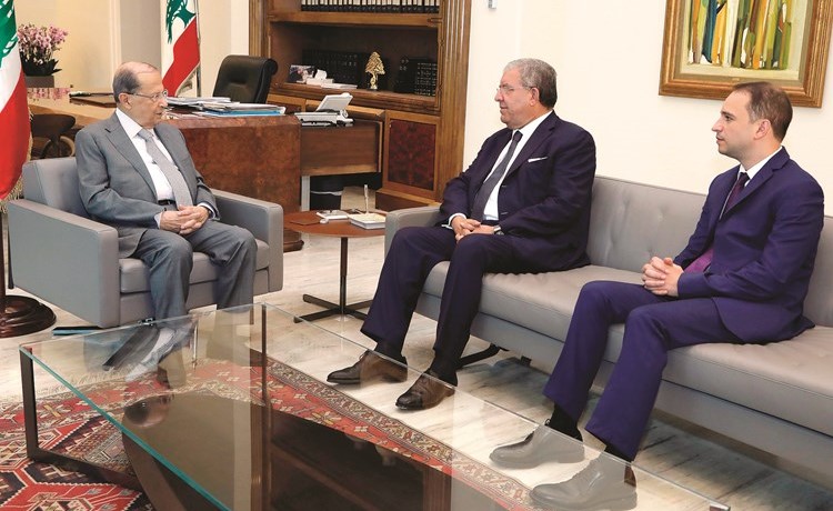 الرئيس ميشال عون مستقبلا وزير الداخلية نهاد المشنوق ومحافظ بعلبك الهرمل بشير خضر في بعبدا	(محمود الطويل)﻿