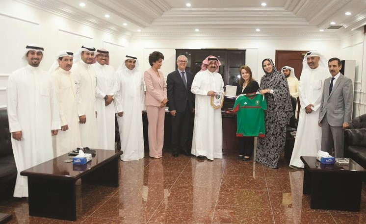 الشيخ أحمد اليوسف يتبادل الهدايا مع الوفد المغربي﻿