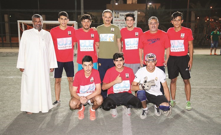 اللجنة المنظمة مع أحد الفرق المشاركة﻿