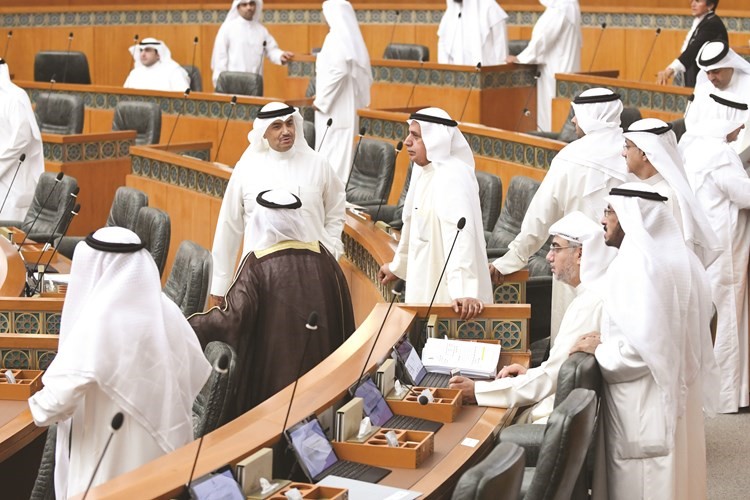 الشيخ ناصر صباح الأحمد ومحمد المطير وعبدالله الرومي وبعض النواب في القاعة﻿