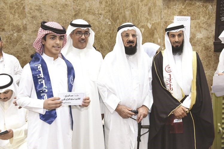 متسابق يتسلم جائزته من أحمد البديح وخالد المعتوق﻿
