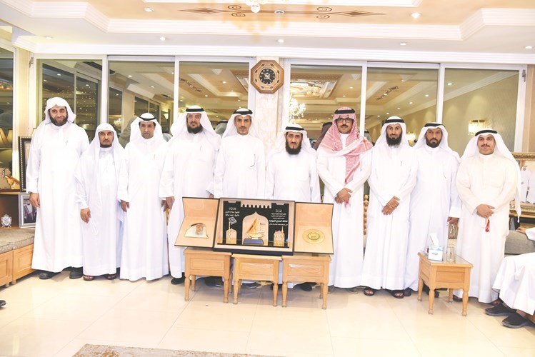 فريد أسد عمادي متوسطا العقيد محزم البديح ومحمد البديح وأحمد البديح واللجنة المنظمة للمسابقة﻿