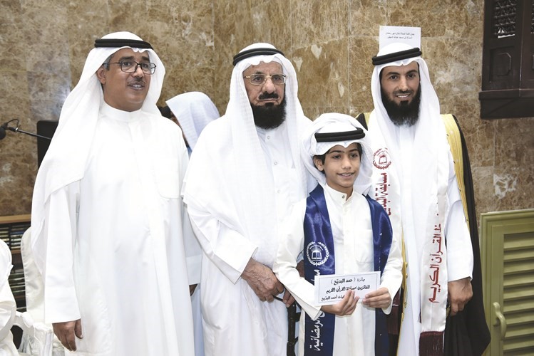تكريم أحد الفائزين﻿