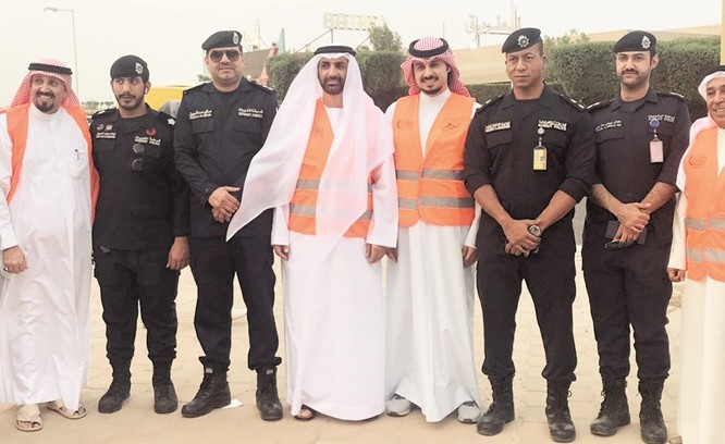 النعيمي وأعضاء فريق نهتم وعدد من رجال الداخلية ﻿