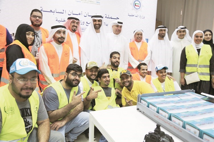 الشيخ د.عبدالعزيز النعيمي مع المتطوعين في مركز التجمع ﻿