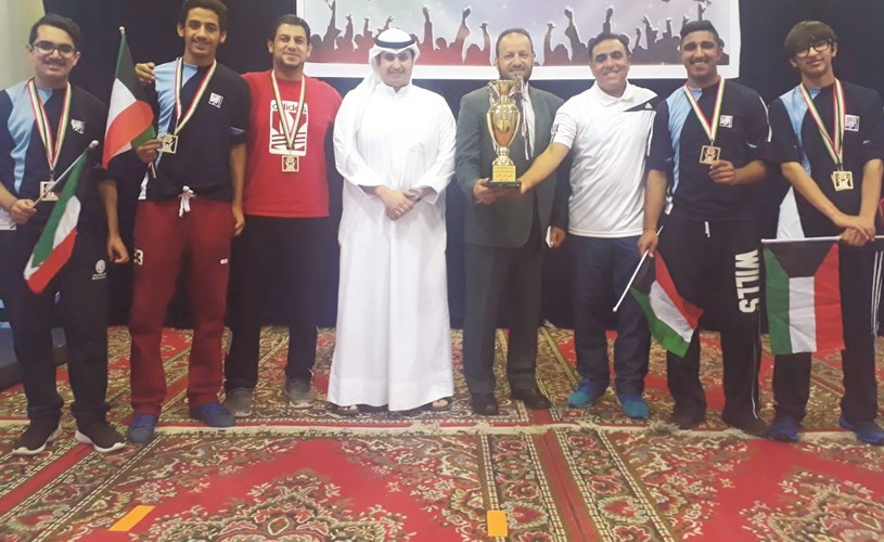 لقطة تذكارية مع فريق البولينغ﻿