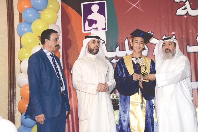 صالح الطيار مكرما الطالب عبدالرحمن قرشي﻿