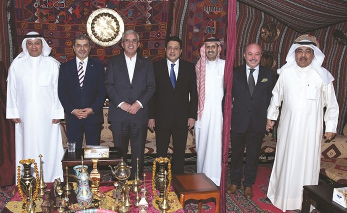 نائب رئيس التحرير الزميل عدنان الراشد وسفراء الجزائر عبدالحميد عبداوي والأردن صقر أبوشتال ومصر طارق القوني وفلسطين رامي طهبوب ﻿﻿والوكيل المساعد في وزارة المالية بدر الحماد يهنئون السفير علاء الهاشمي﻿