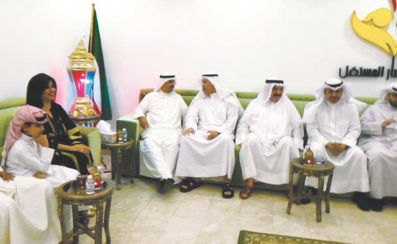 أحمد المنيس متحدثا مع علي الراشد بحضور منى العياف﻿