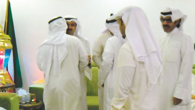 الراشد مستقبلا المهنئين﻿
