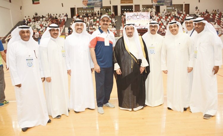 الشيخ فهد جابر العلي ويعقوب الصانع وفاضل المندي يتوسطون اعضاء اللجنة المنظمة ﻿