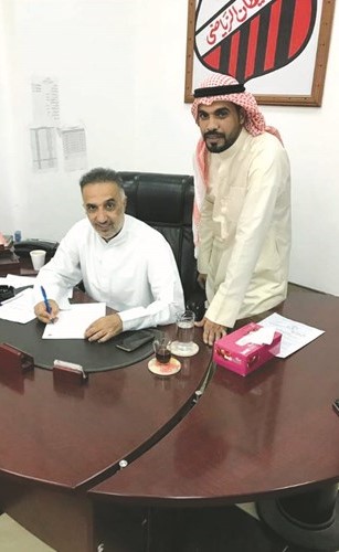 خالد أحمد يوقع العقد بحضور مشاري فيحان ﻿
