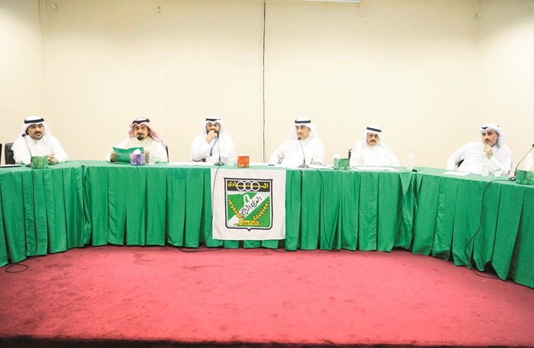 جمال الكاظمي وعبدالعزيز عاشور مع أعضاء مع مجلس الإدارة خلال عمومية العربي﻿