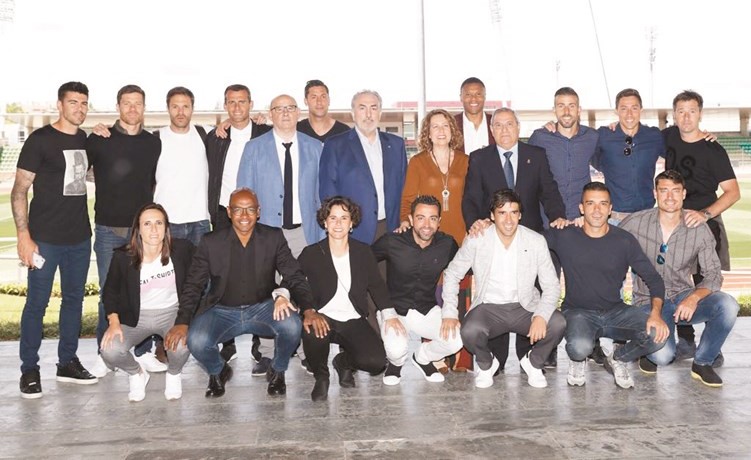 تشافي هرنانديز مع مجموعة من المشاركين في الدورة التدريبية عقب حصوله على شهادة التدريب ﻿