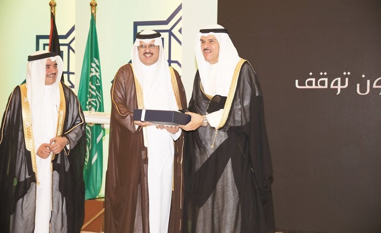 الأمير سلطان بن سعد بن خالد آل سعود السفير السعودي بالكويت مكرما مدير عام الطيران المدني الشيخ سلمان الحمود بحضور مدير الخطوط السعودية بالكويت فكري بن عبدالكريم الطويان 		               (عادل سلامة)