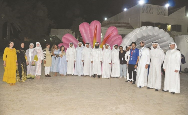 رئيس الجمعية مع عدد من المهندسين والمهندسات المشاركين في الاحتفال﻿