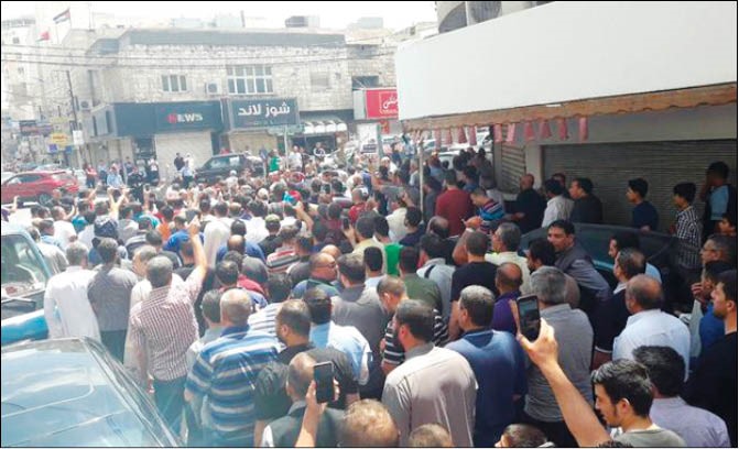 مسيرة في مدينة إربد أمس احتجاجا على قانون الضريبة ورفع الأسعار