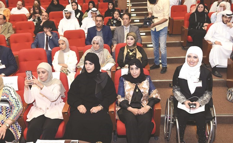 خلود المطيري وعدد من الحاضرات في الملتقى﻿