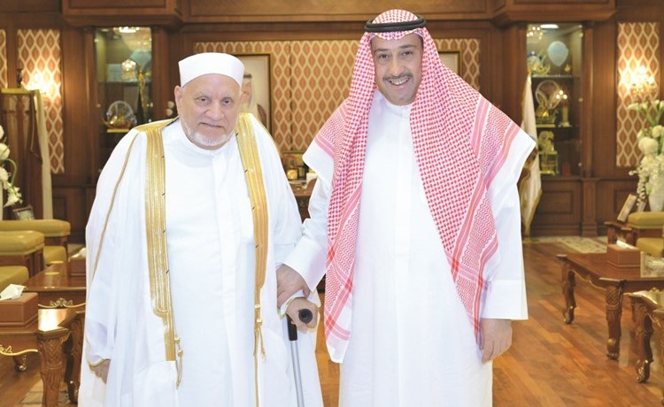 الشيخ فيصل الحمود خلال استقباله د. أحمد عمر هاشم﻿
