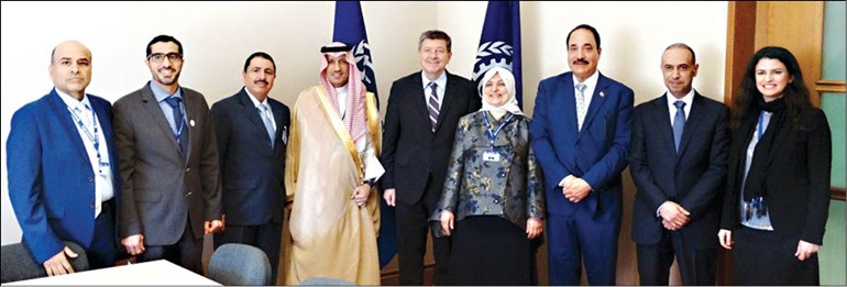هند الصبيح خلال اللقاء مع المدير العام لمنظمة العمل الدولية غي رايدي