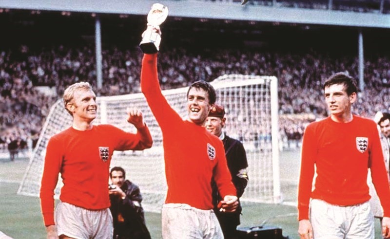 جيوف هورست يحمل كأس العالم 1966﻿