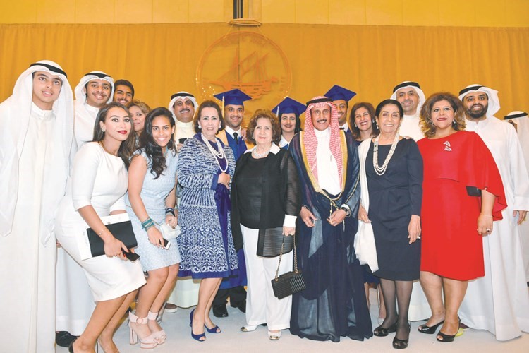 الشيخ د.إبراهيم الدعيج متوسطا بدرية الغانم وأسرتها خلال حفل التخرج ﻿