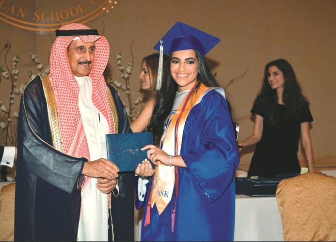 الشيخ د.إبراهيم الدعيج يكرم دينا الشرهان ﻿