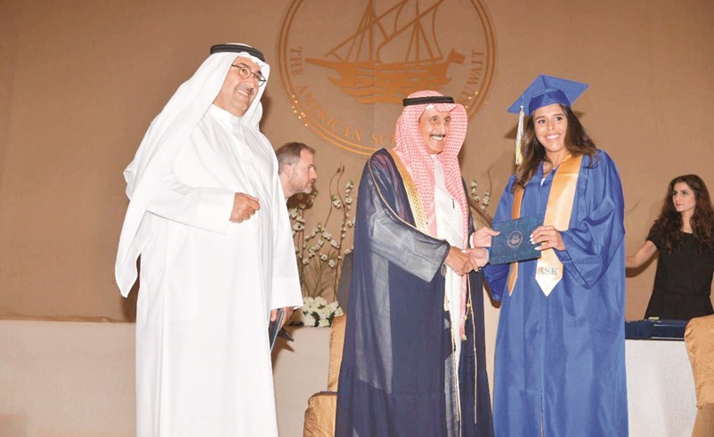الشيخ د.إبراهيم الدعيج يكرم دينا عبدالله الصبيح ويبدو وائل عبد الغفور ﻿