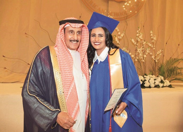 بدرية جاسم عبدالعزيز الغانم مع جدها الشيخ د.إبراهيم الدعيج خلال الحفل ﻿