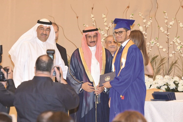 تكريم أحد الخريجين﻿