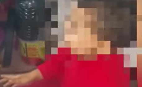 بالفيديو.. رجلان يجبران طفلاً صغيراً على تدخين الشيشة