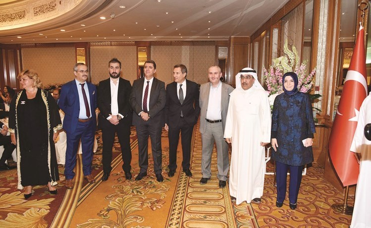 الزميل عدنان الراشد مهنئا	(محمد هنداوي) ﻿