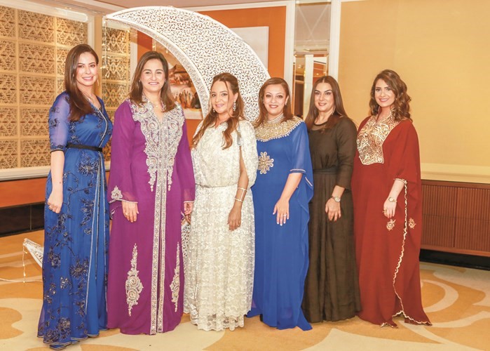 سلمى الحجاج وجنة المطر تتوسطان عددا من موظفات البنك ﻿