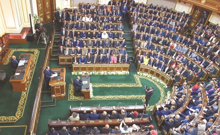 نواب البرلمان وأعضاء الحكومة وكبار رجال الدولة يستمعون لكلمة الرئيس السيسي عقب ادائه القسم أمس	(رويترز) ﻿