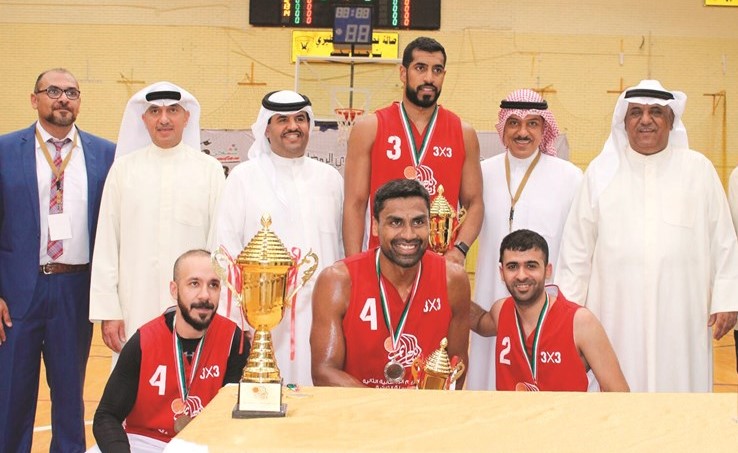 الشيخ دعيج الخليفة وعبدالله الكندري ود.نائل الهزيم يسلمون الكأس للفريق البطل ﻿