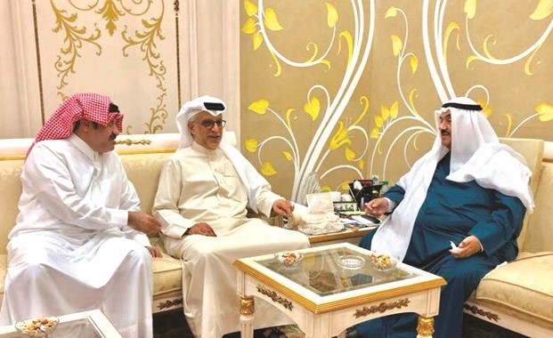 سمو الشيخ ناصر المحمد يتحدث مع الشيخ سلمان بن إبراهيم بحضور الشيخ أحمد اليوسف﻿