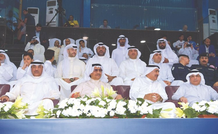 سمو رئيس مجلس الوزراءالشيخ جابر المبارك والشيخ صباح الخالد والشيخ خالد الجراح وناصر الروضان يتابعون المباراة﻿