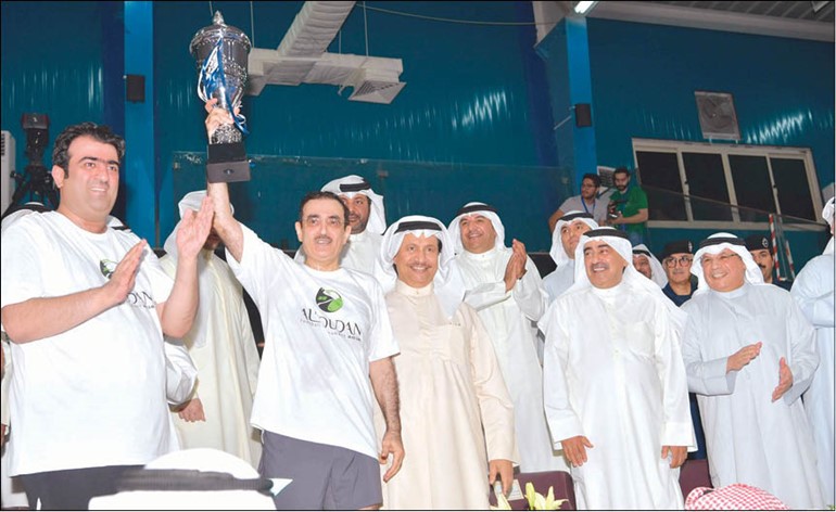 سمو رئيس الوزراء الشيخ جابر المبارك يشهد تتويج فريق الحكومة بكأس المباراة بين السلطتين بحضور  الشيخ خالد الجراح وناصر الروضان.. وعبداللطيف الروضان يرفع الكأس وبجانبه خالد الروضان	        (قاسم باشا)