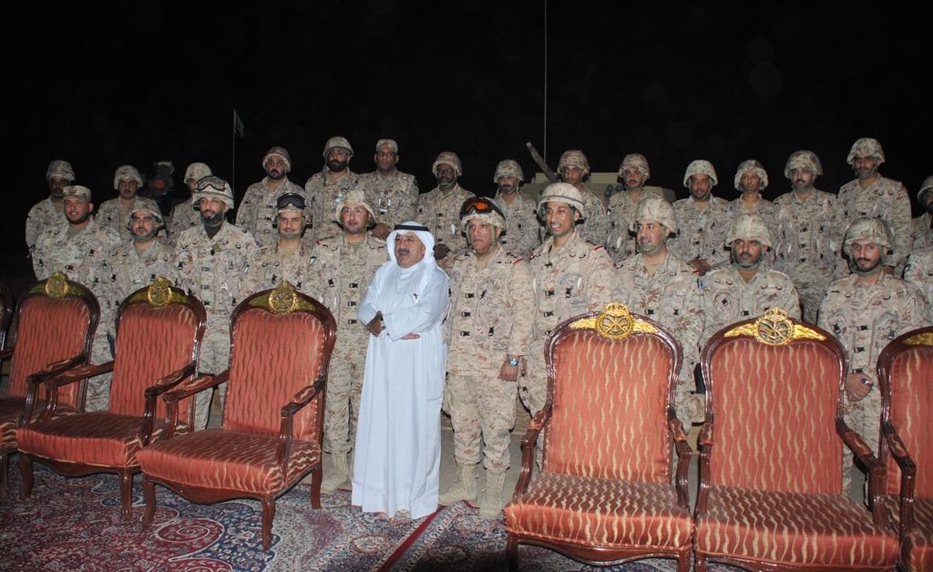 الشيخ ناصر صباح الأحمد في صورة تذكارية مع عناصر قوة واجب (صباح) في المنطقة الشمالية