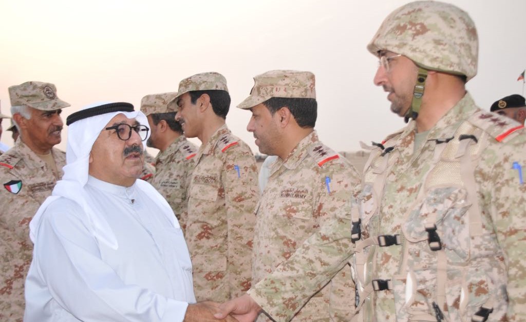 النائب الأول ووزير الدفاع الشيخ ناصر صباح الأحمد مصافحا أبناءه العسكريين