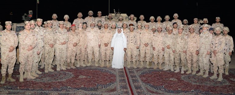 النائب الأول لرئيس الوزراء ووزير الدفاع الشيخ ناصر صباح الأحمد في صورة تذكارية مع عناصر قوة واجب (صباح) في المنطقة الشمالية