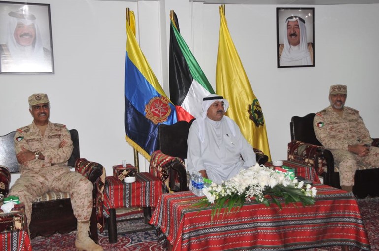الشيخ ناصر صباح الأحمد والفريق الركن محمد الخضر والفريق الركن عبدالله النواف