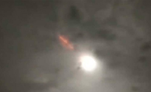بالفيديو.. دوي مرعب وكرة لهب تشق سماء الصين