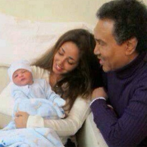 شاهد.. محمد عبده يرزق بطفلة جديدة وهذا الاسم الذي اختاره لها