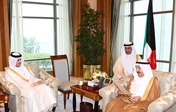 صاحب السمو الأمير  الشيخ صباح الأحمد مستقبلا وزير الخارجية القطري محمد بن عبد الرحمن آل ثاني