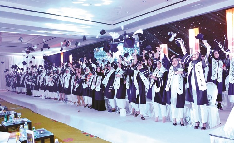 الخريجات لحظة احتفالهن بالتخرج﻿