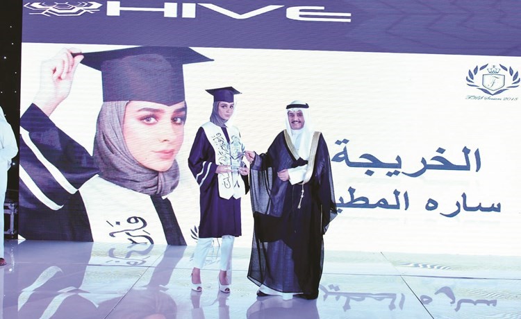 الشيخ صباح ثامر الصباح مكرما إحدى الخريجات﻿