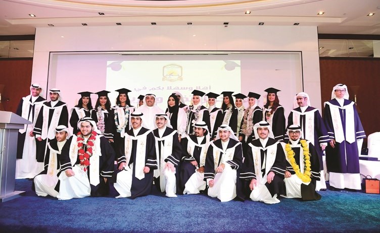 د. عبدالمحسن الحويلة مع كوكبة من خريجي وخريجات مدرسة أسرار القبندي﻿