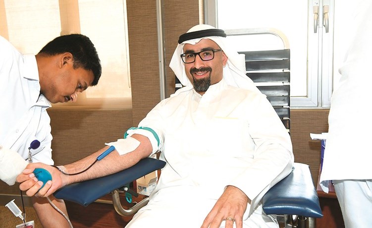خالد النوري خلال التبرع بالدم﻿